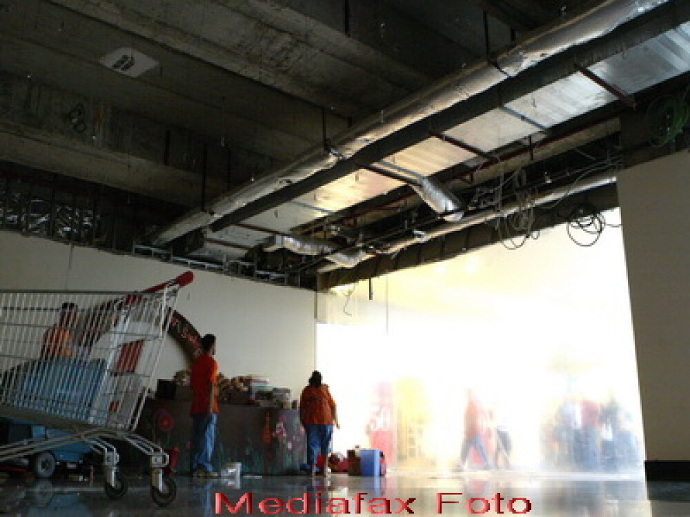 De ce a picat tavanul fals la mall-ul din Arad: materiale indoielnice si probleme la montaj - Imaginea 2