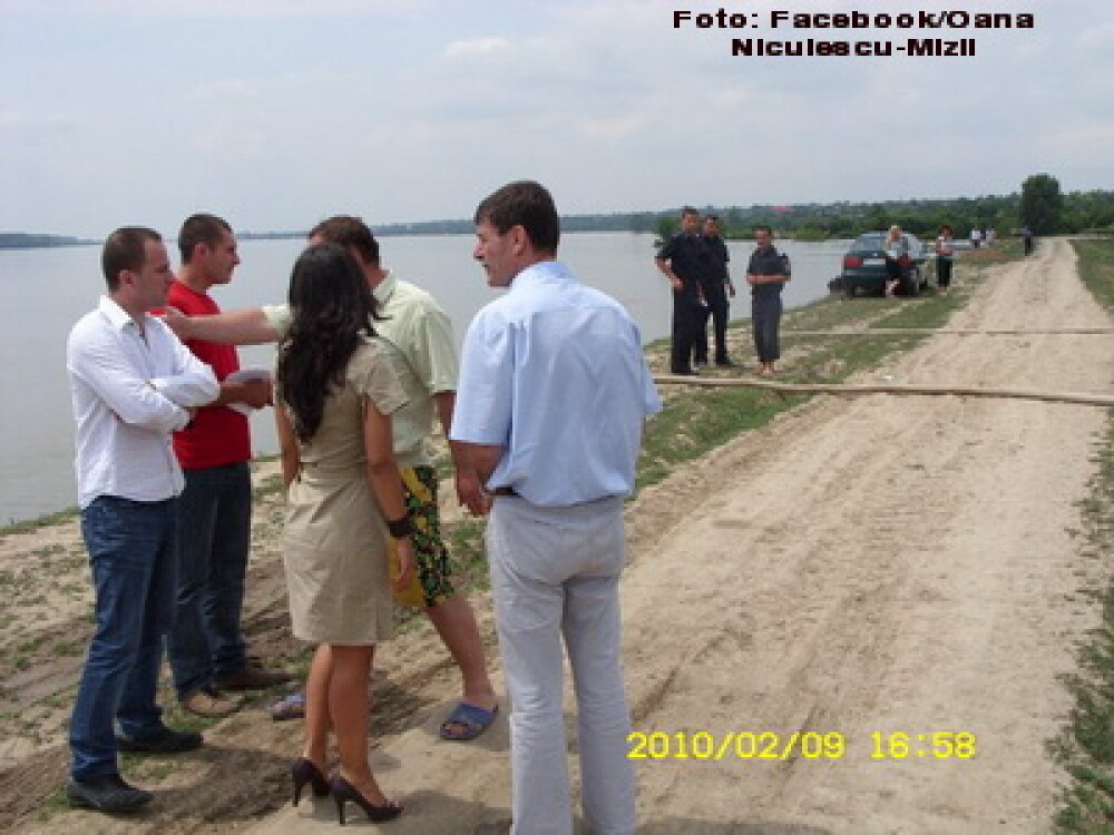 Deputatul Oana Niculescu-Mizil, pe tocuri la inundatii - Imaginea 3