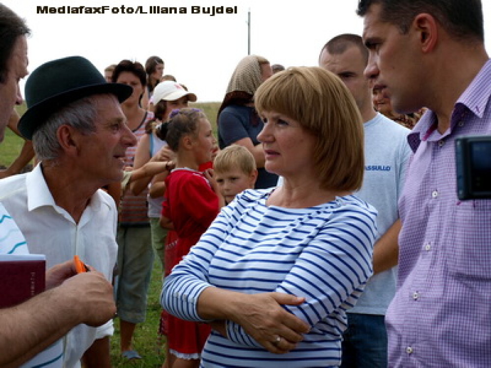 Femeile din familia Basescu ii ajuta pe sinistrati - Imaginea 1