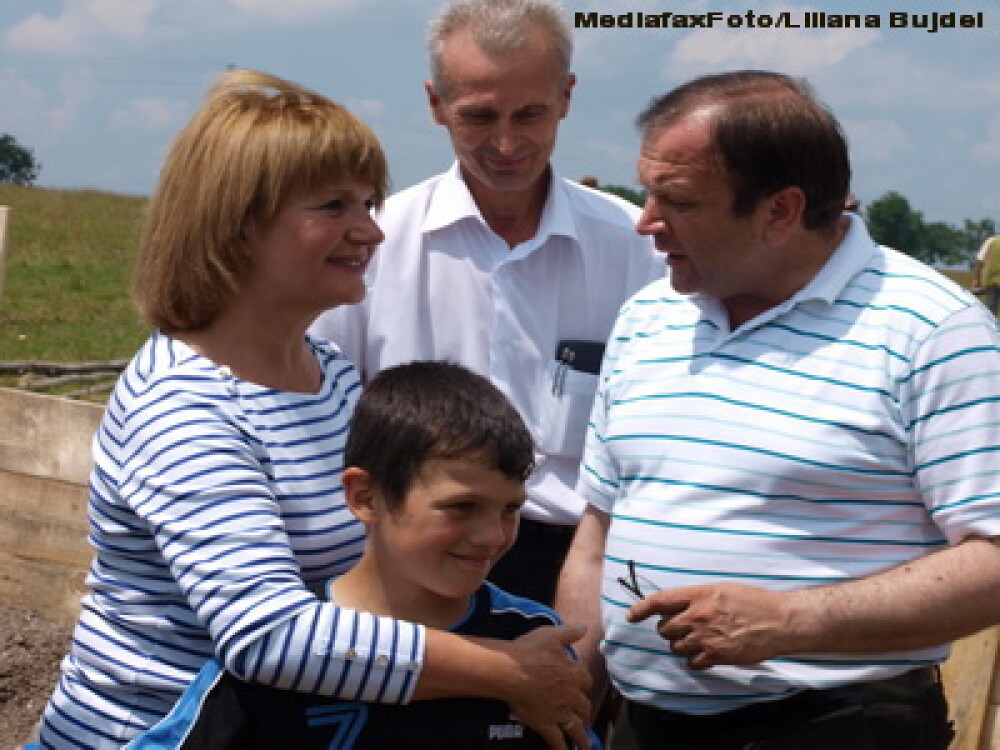 Femeile din familia Basescu ii ajuta pe sinistrati - Imaginea 2