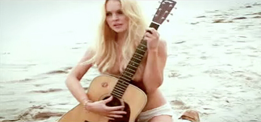Lindsay Lohan, topless, cu o chitara chiar inainte de inchisoare! VIDEO - Imaginea 1