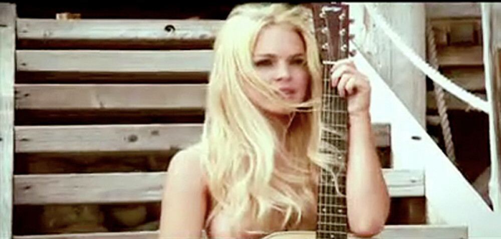 Lindsay Lohan, topless, cu o chitara chiar inainte de inchisoare! VIDEO - Imaginea 2