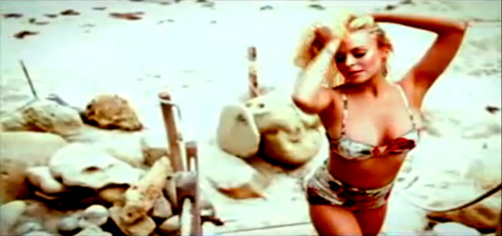 Lindsay Lohan, topless, cu o chitara chiar inainte de inchisoare! VIDEO - Imaginea 5