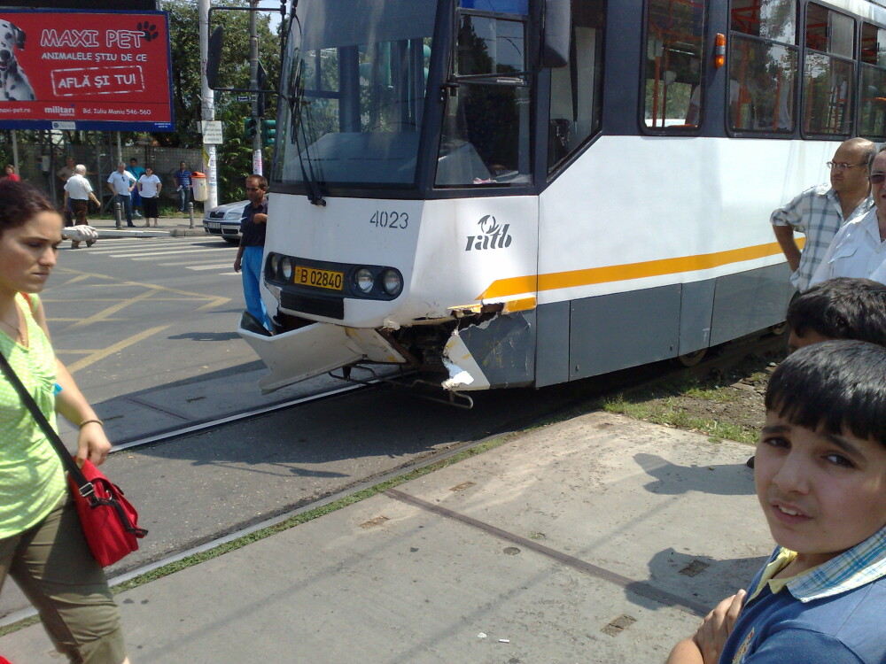 Accident. Un taximetrist a intrat intr-un tramvai la Piata Moghioros - Imaginea 2