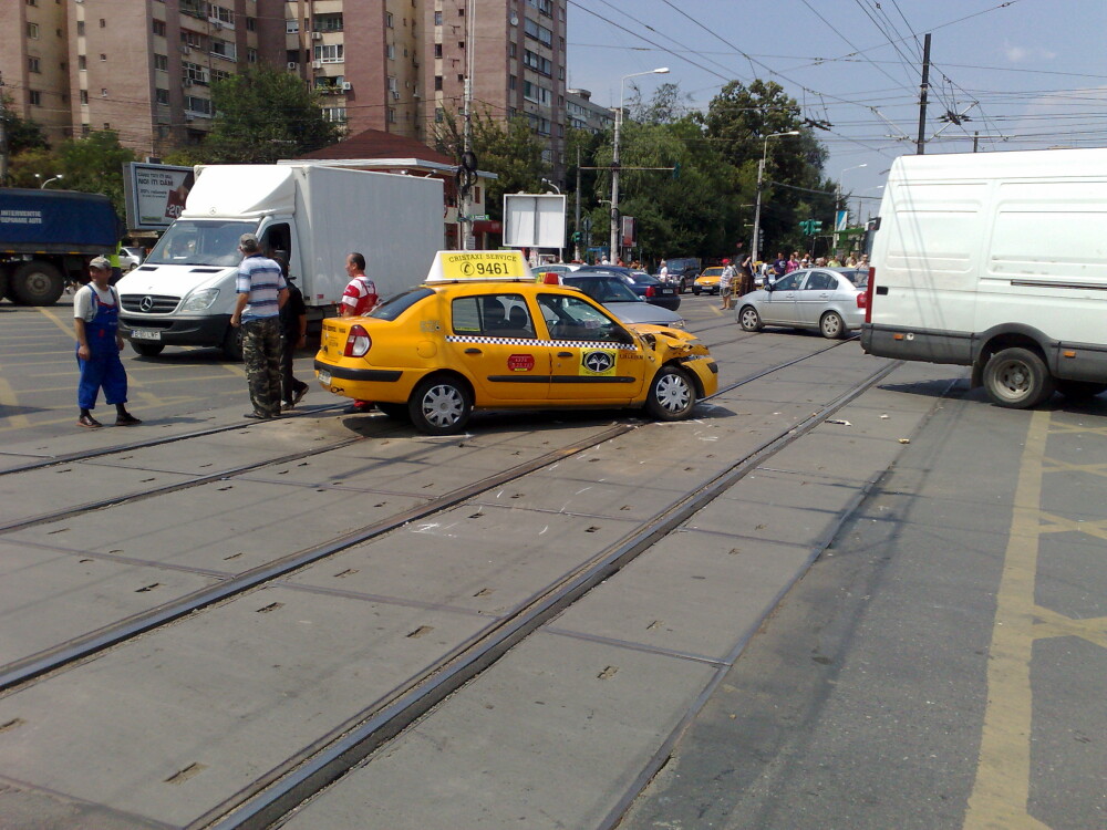 Accident. Un taximetrist a intrat intr-un tramvai la Piata Moghioros - Imaginea 4