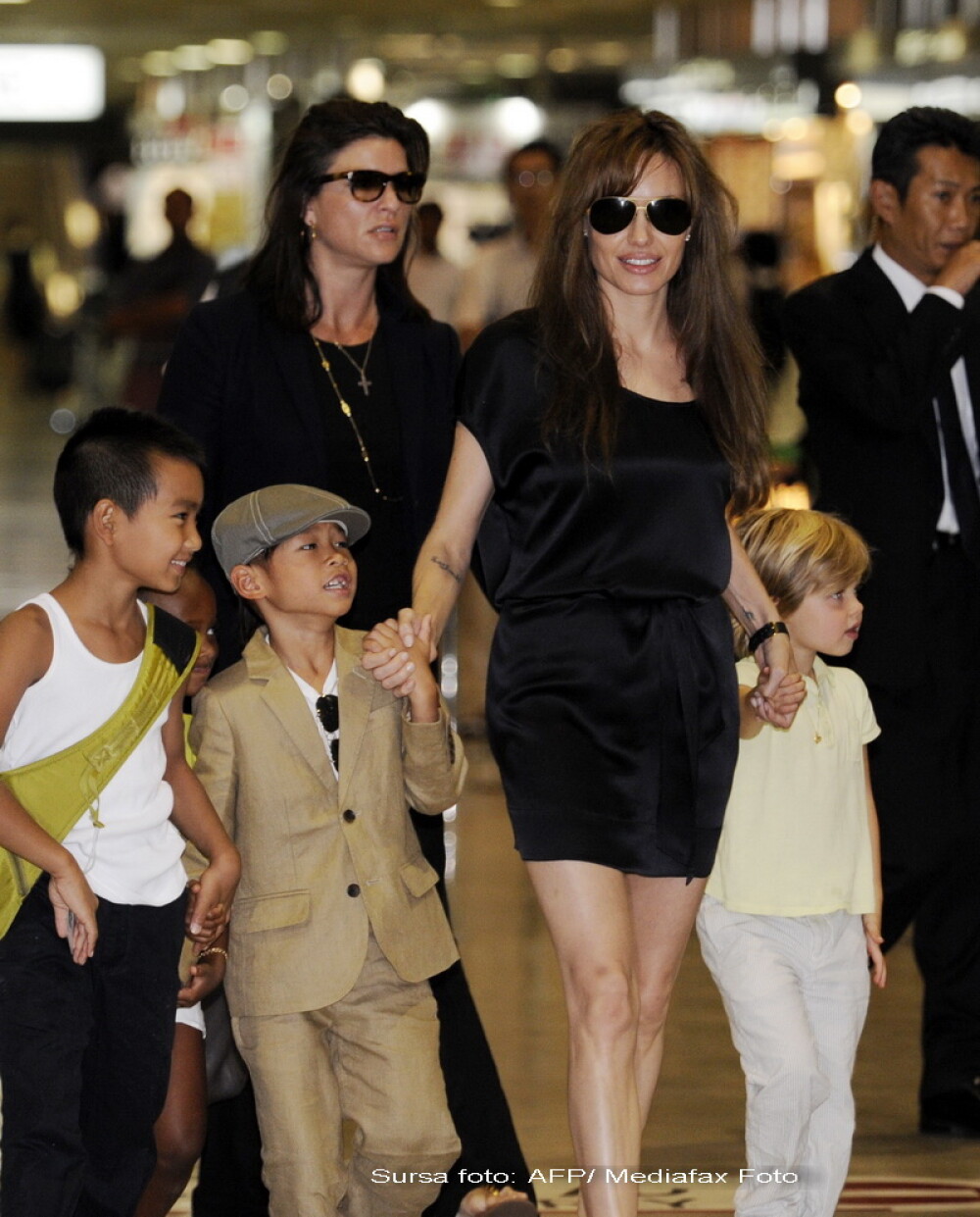 Lady in red! Angelina Jolie a facut senzatie la Moscova - Imaginea 9