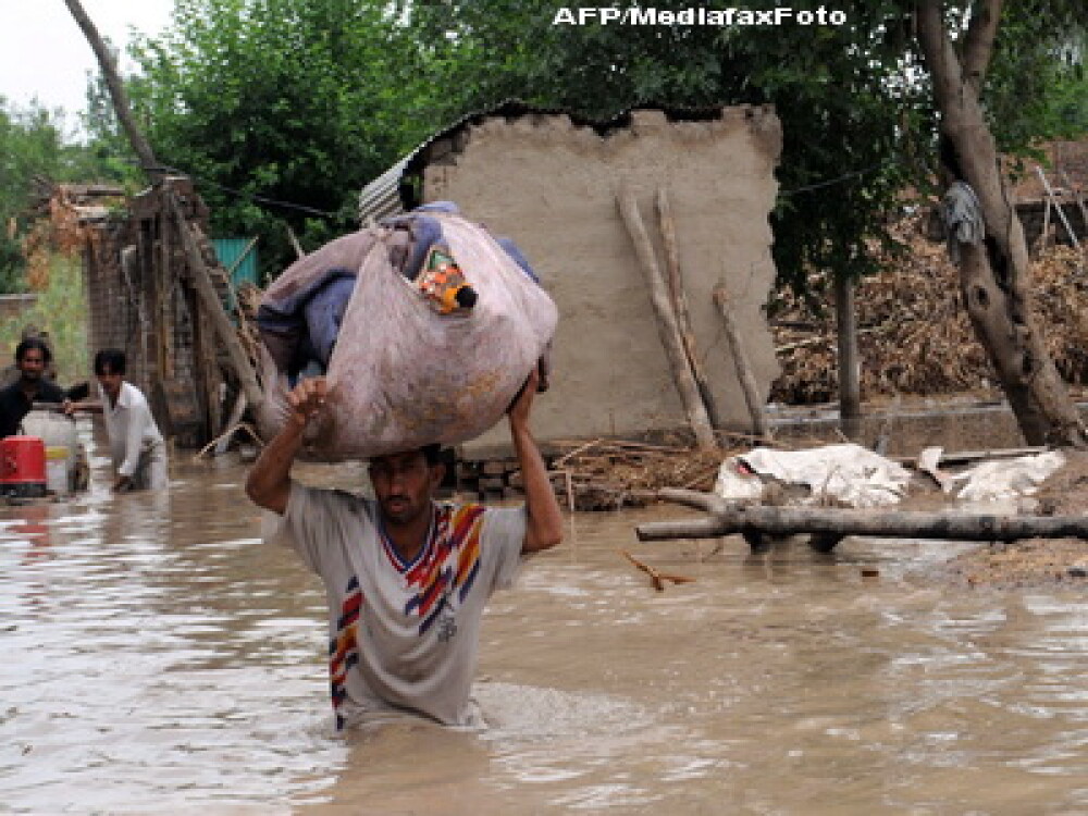 Dezastru in Pakistan: sute de morti din cauza inundatiilor - Imaginea 3