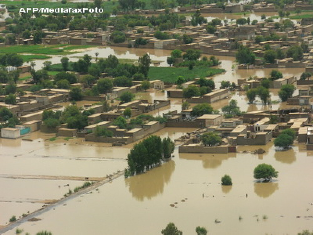 Dezastru in Pakistan: sute de morti din cauza inundatiilor - Imaginea 2