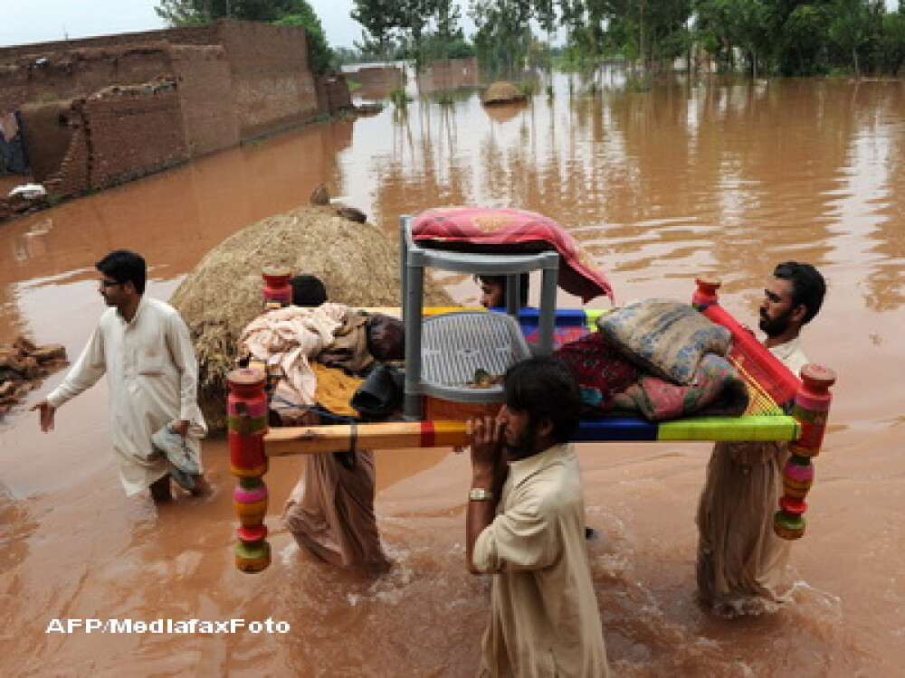 Dezastru in Pakistan: sute de morti din cauza inundatiilor - Imaginea 1