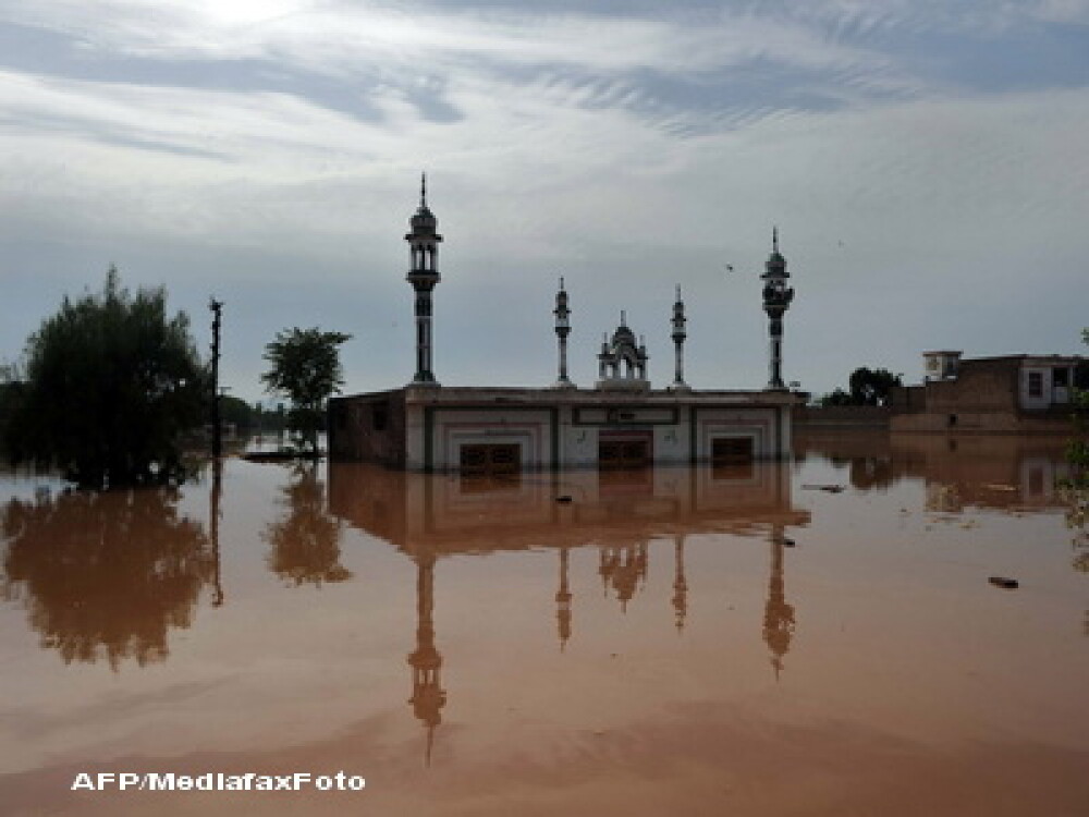 Dezastru in Pakistan: sute de morti din cauza inundatiilor - Imaginea 4
