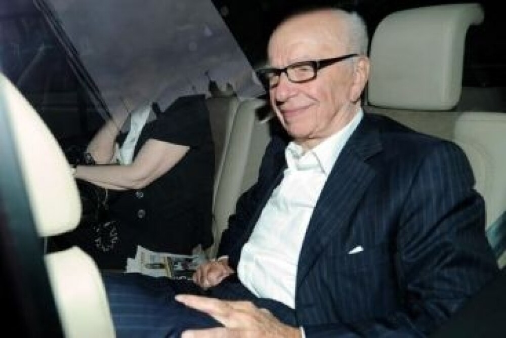 FOTO. Magnatul Murdoch, atacat in Parlamentul englez 