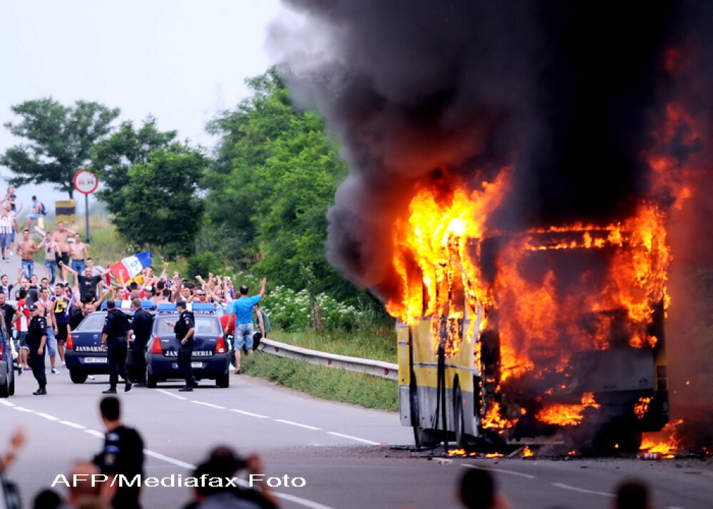 FOTO. Un autocar al suporterilor Otelul Galati a luat foc si s-a facut scrum. Pasagerii au scapat - Imaginea 1