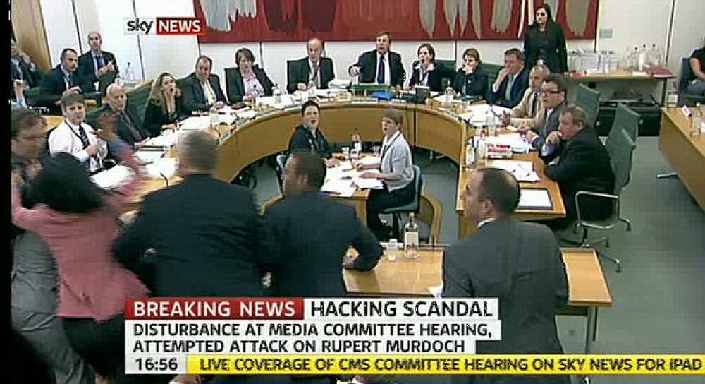 FOTO. Magnatul Murdoch, atacat in Parlamentul englez 