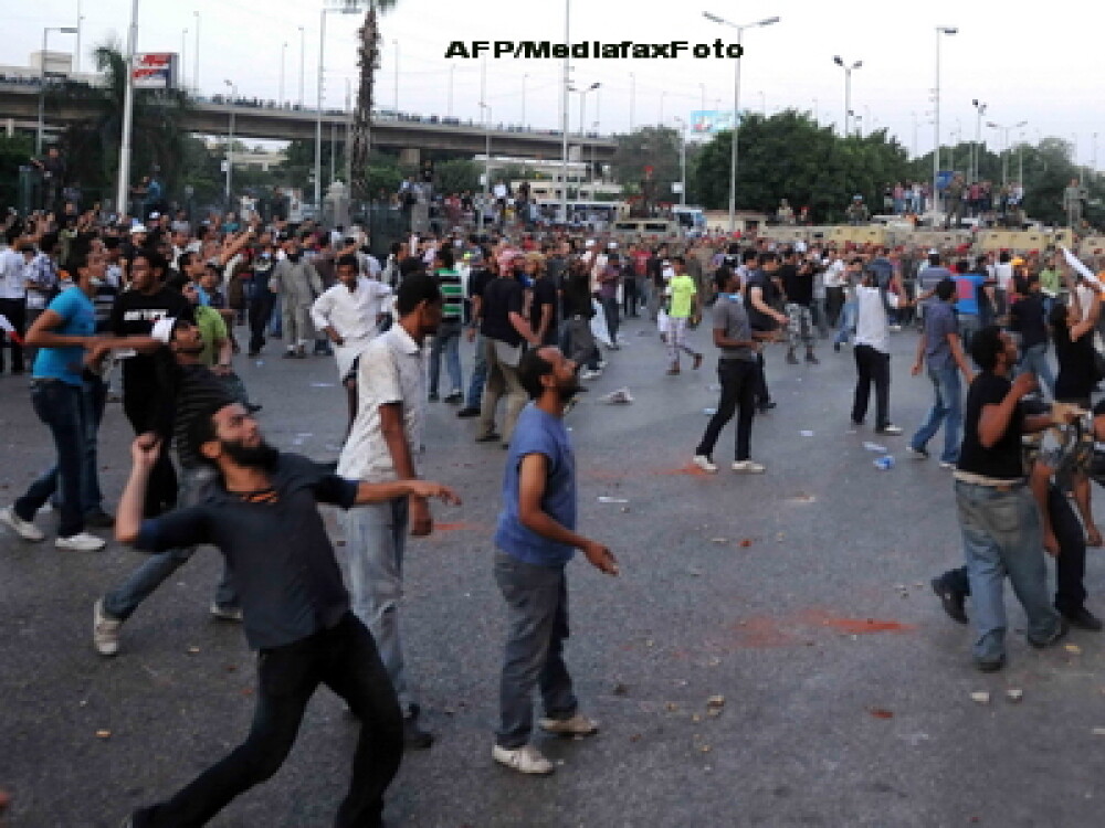 GALERIE FOTO. Peste 200 de oameni au fost raniti in protestele de la Cairo. 