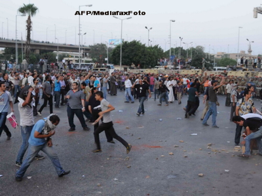 GALERIE FOTO. Peste 200 de oameni au fost raniti in protestele de la Cairo. 