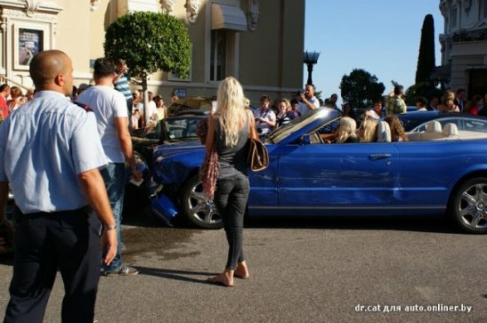 FOTO. Autoturisme Mercedes, Porsche, Ferarri si Aston Martin, lovite de Bentley-ul unei blonde - Imaginea 3