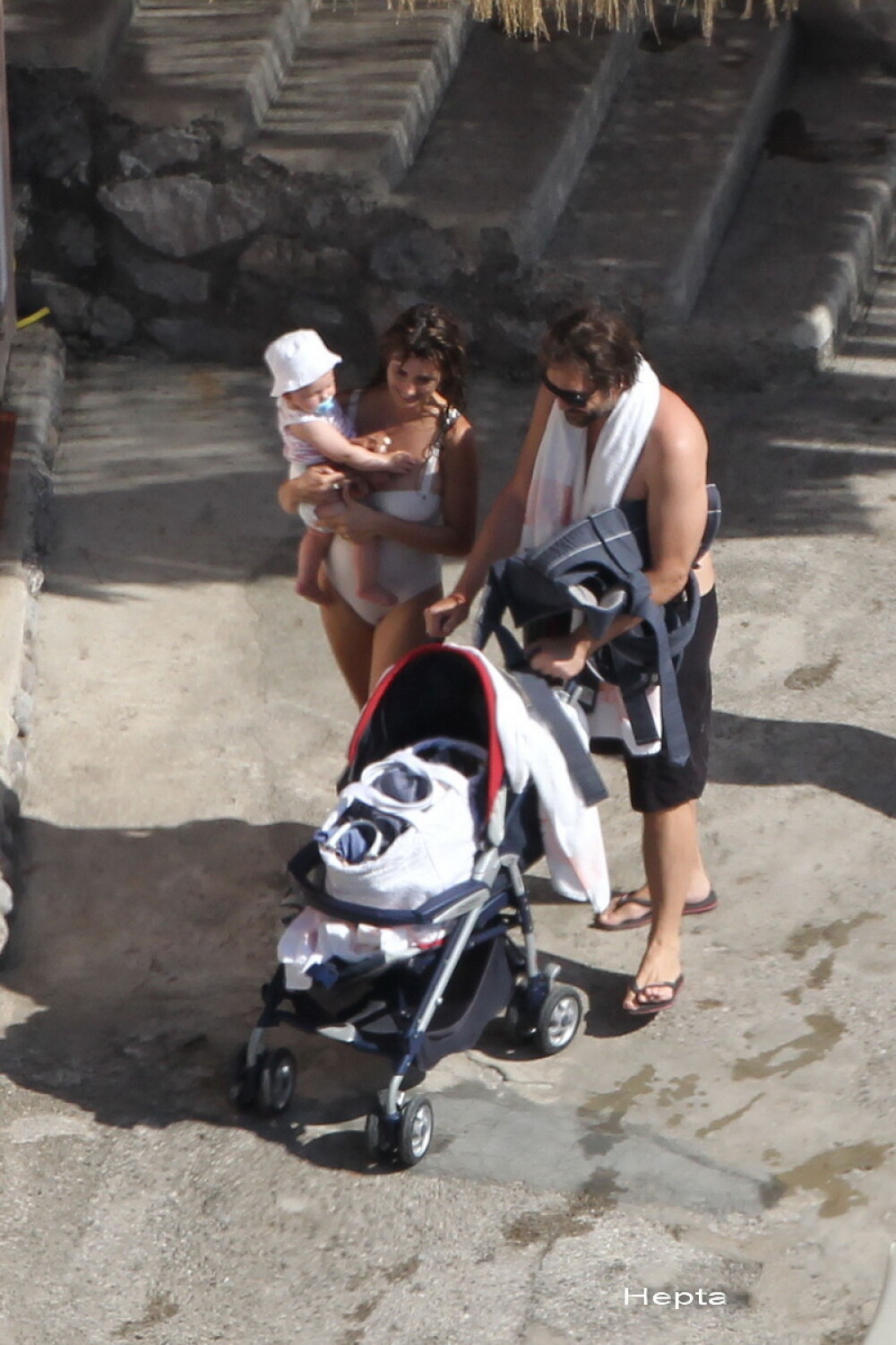 Cum arata copilul lui Penelope Cruz si al lui Javier Bardem. Imaginea unei familii fericite. FOTO - Imaginea 2