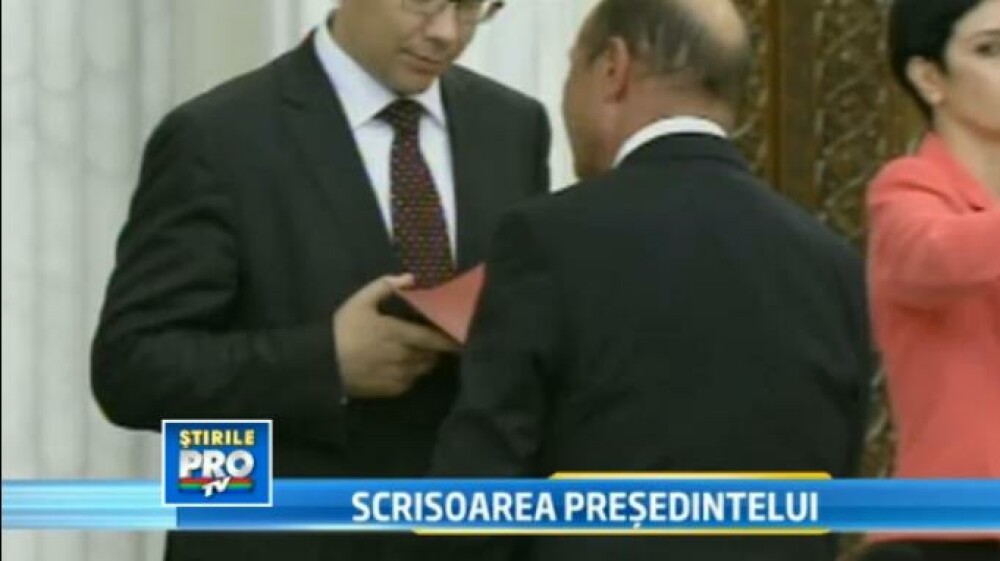 Video. Basescu i-a dat lui Ponta un dosar cu promisiunea de DEMISIE, daca se schimba Constitutia - Imaginea 3