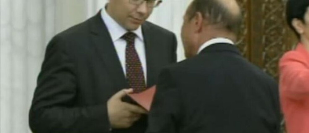 Video. Basescu i-a dat lui Ponta un dosar cu promisiunea de DEMISIE, daca se schimba Constitutia - Imaginea 5