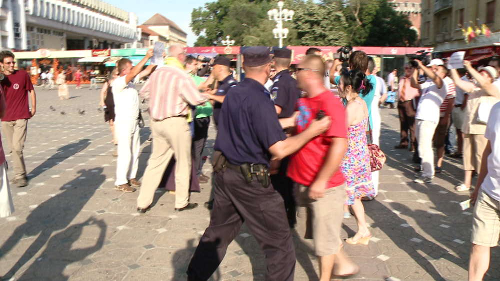 Protest anti USL la Timisoara. Sustinatorii presedintelui,la un pas sa se incaiere cu revolutionarii - Imaginea 2