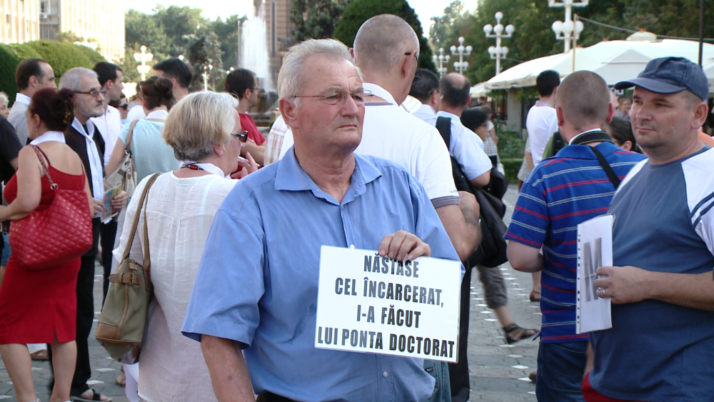 Protest anti USL la Timisoara. Sustinatorii presedintelui,la un pas sa se incaiere cu revolutionarii - Imaginea 4
