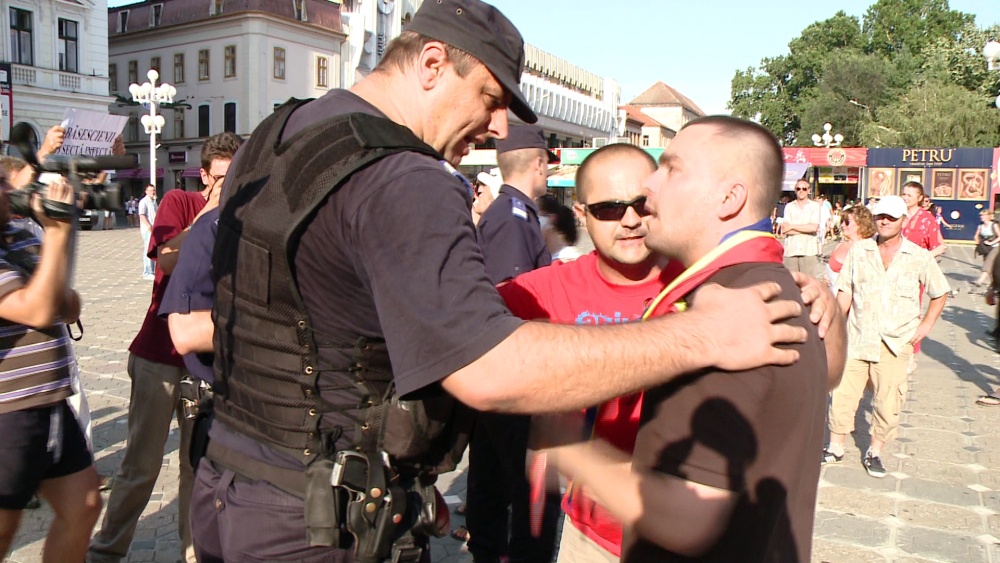 Protest anti USL la Timisoara. Sustinatorii presedintelui,la un pas sa se incaiere cu revolutionarii - Imaginea 6