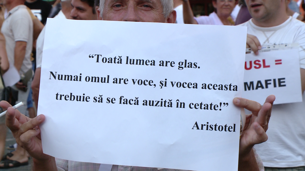 Protest anti USL la Timisoara. Sustinatorii presedintelui,la un pas sa se incaiere cu revolutionarii - Imaginea 7