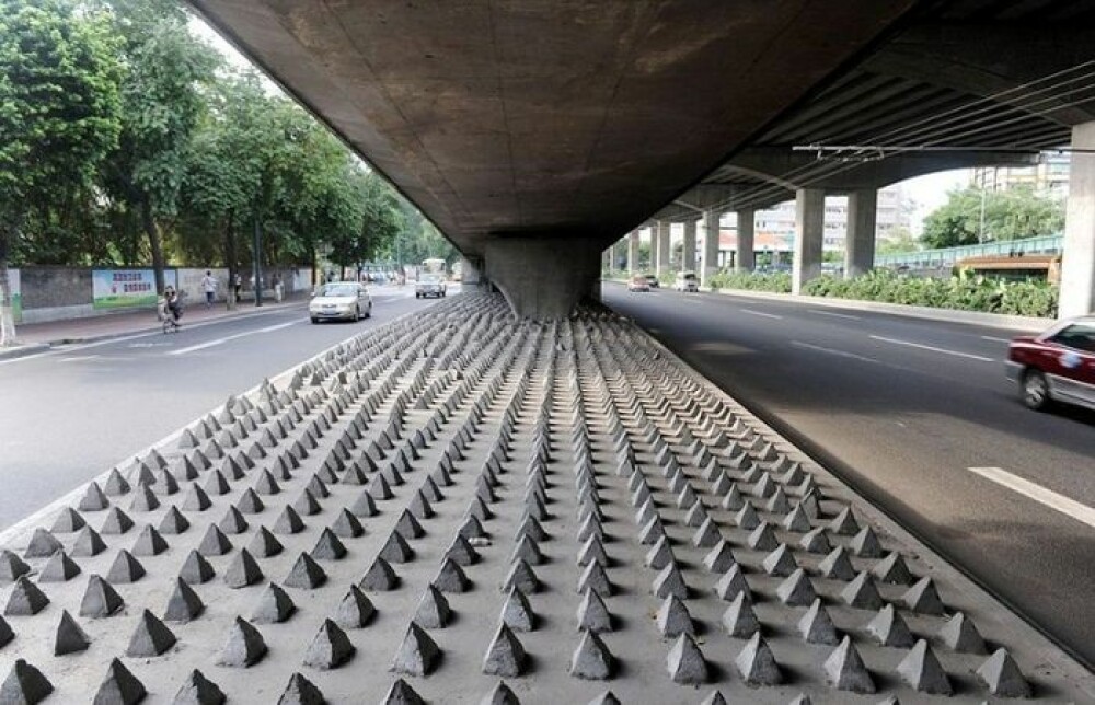 Masura ciudata in China. Cum sunt alungati oamenii strazii care vor sa doarma pe trotuar - Imaginea 1