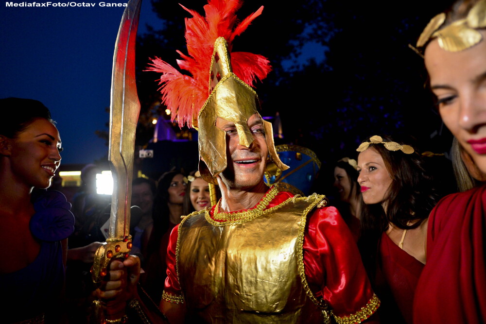 Carnaval brazilian in Mamaia. Radu Mazare, primarul Constantei, a fost imbracat in spartan - Imaginea 1