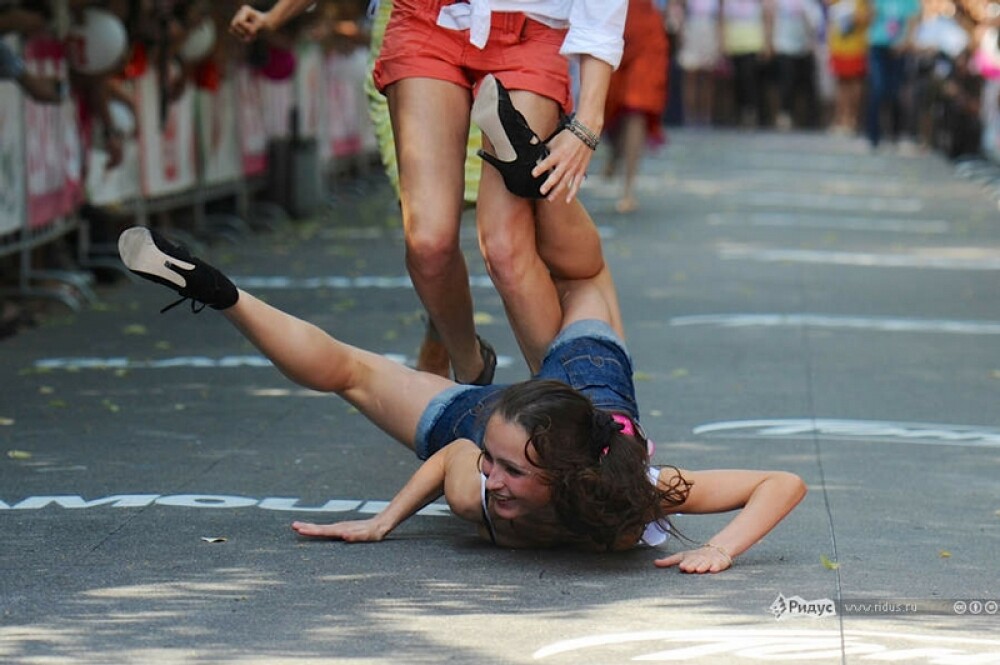 Imaginea in fata careia o sa cazi pe ganduri. Ce crezi ca fac aceste fete in mijlocul strazii. FOTO - Imaginea 1