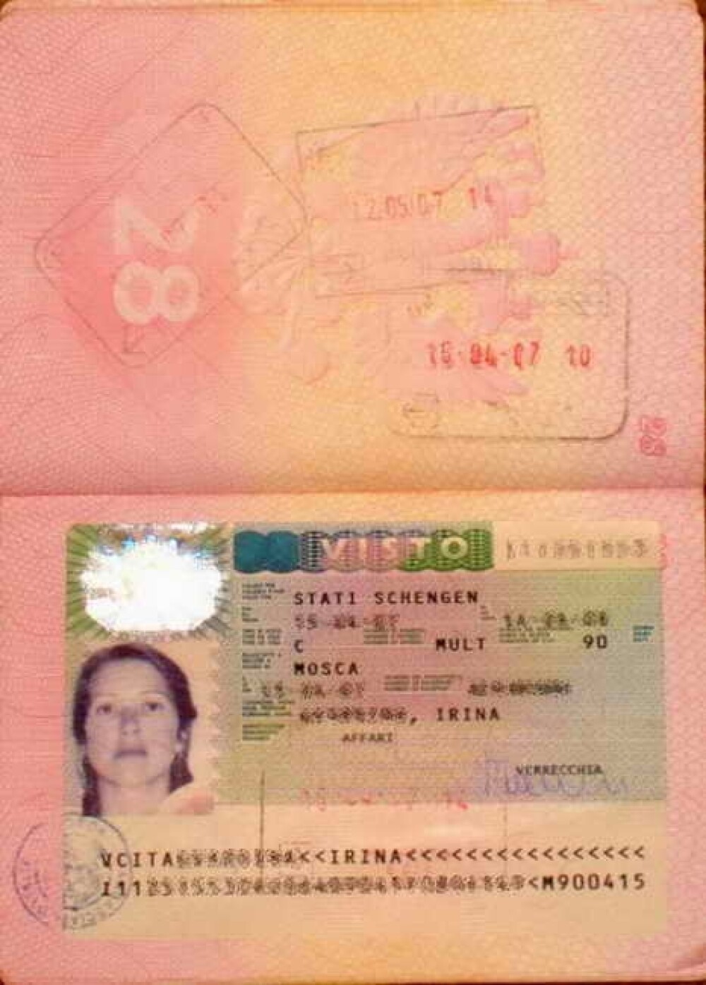 Imagini interzise minorilor. Secretul incredibil din spatele acestei imagini de pasaport. FOTO - Imaginea 2