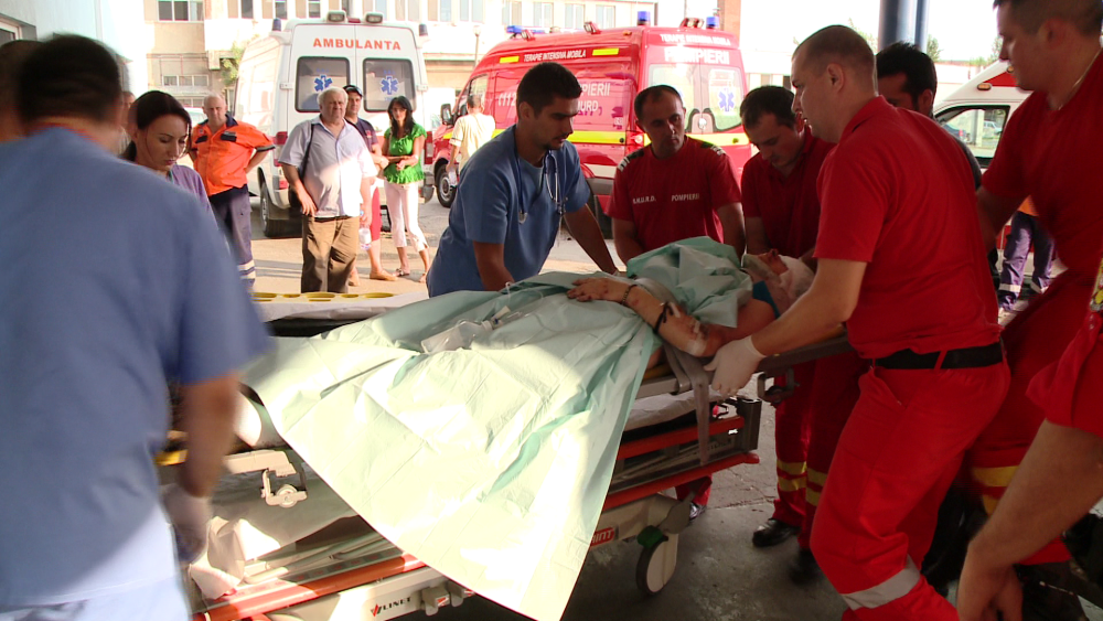 Cinci raniti din autocarul rasturnat langa vama Nadlac au fost adusi cu ambulantele la Timisoara - Imaginea 1