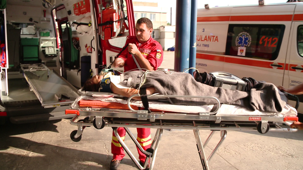 Cinci raniti din autocarul rasturnat langa vama Nadlac au fost adusi cu ambulantele la Timisoara - Imaginea 3