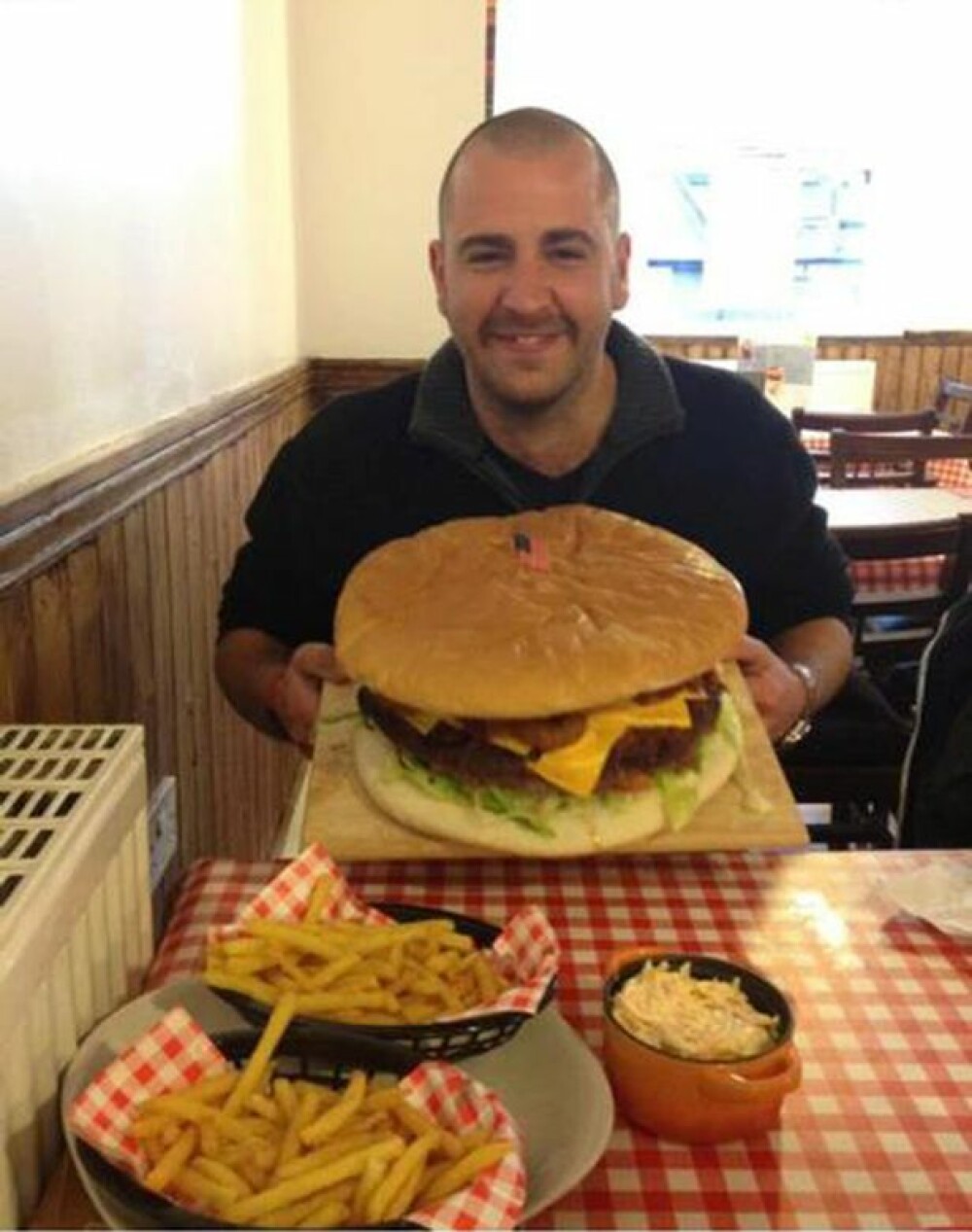 Monstrul din farfurie. Cum arata hamburgerul gigant de 1,5 kg - Imaginea 1