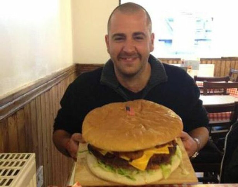 Monstrul din farfurie. Cum arata hamburgerul gigant de 1,5 kg - Imaginea 2
