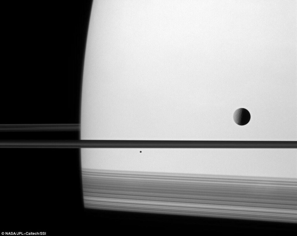 Imagini unice surprinse de proba spatiala Cassini. Misterele planetei Saturn au fost dezvaluite - Imaginea 1