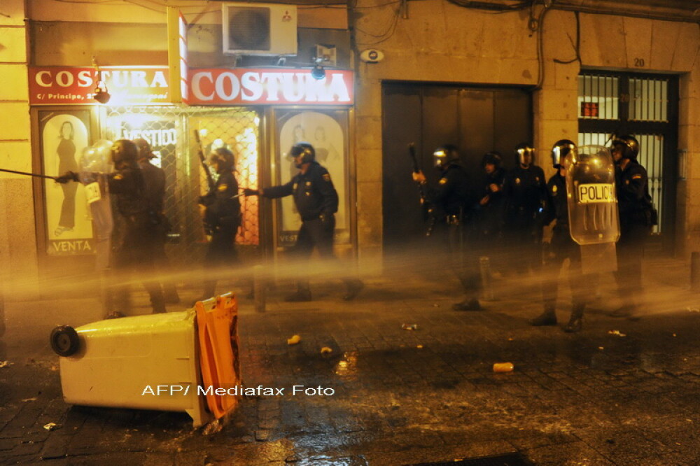 Protestele de la Madrid s-au transformat in LUPTE DE STRADA. Cel putin 60 de persoane au fost ranite - Imaginea 1