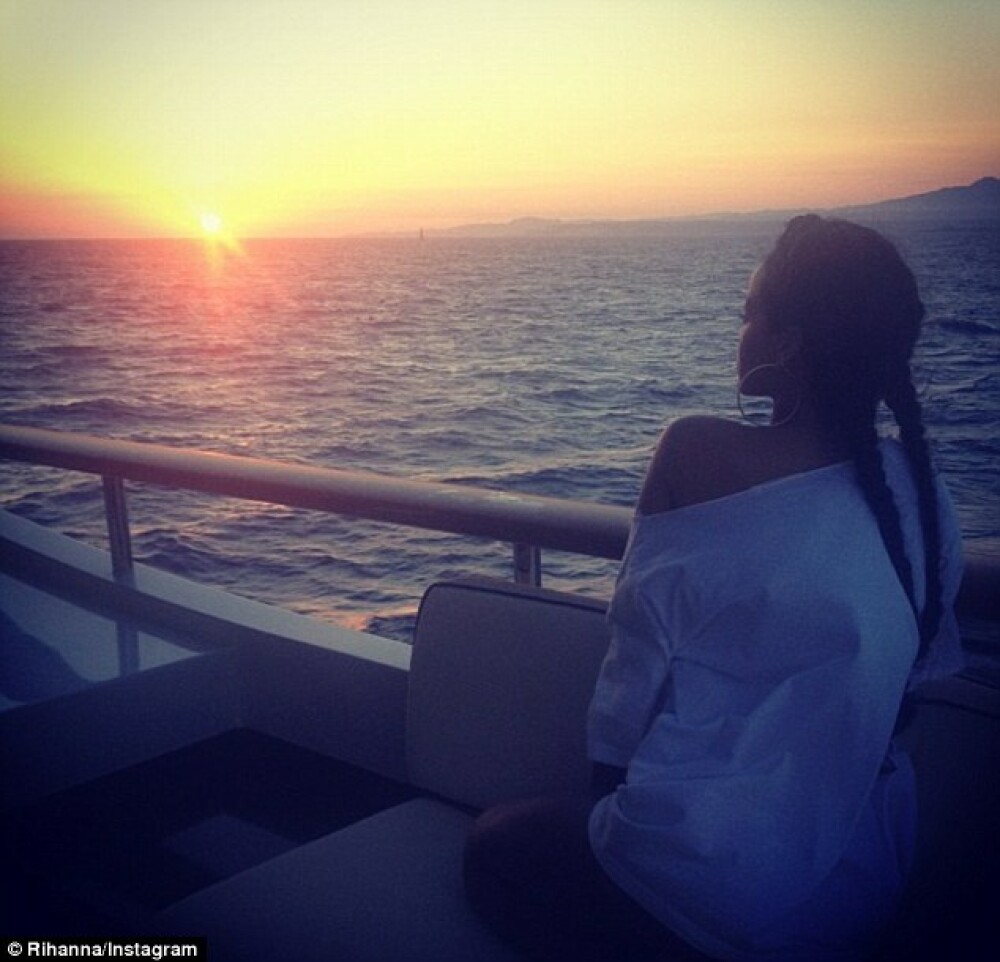 Rihanna isi incanta fanii cu imagini provocatoare din vacanta. Cum petrece pe yacht in Sardinia - Imaginea 1