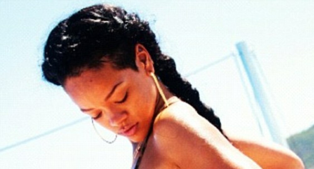 Rihanna isi incanta fanii cu imagini provocatoare din vacanta. Cum petrece pe yacht in Sardinia - Imaginea 3