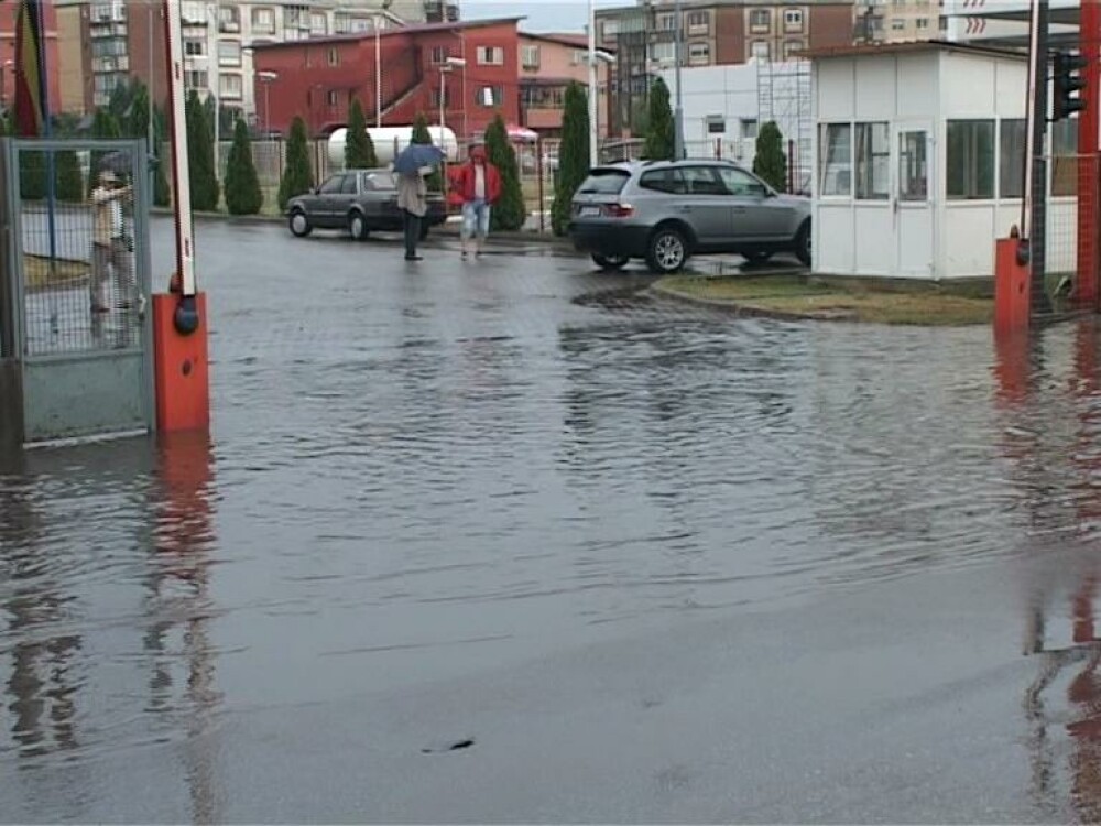 Ploaia mult asteptata a dat peste cap traficul pe un bulevard din Arad - Imaginea 1