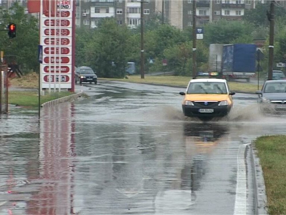 Ploaia mult asteptata a dat peste cap traficul pe un bulevard din Arad - Imaginea 2