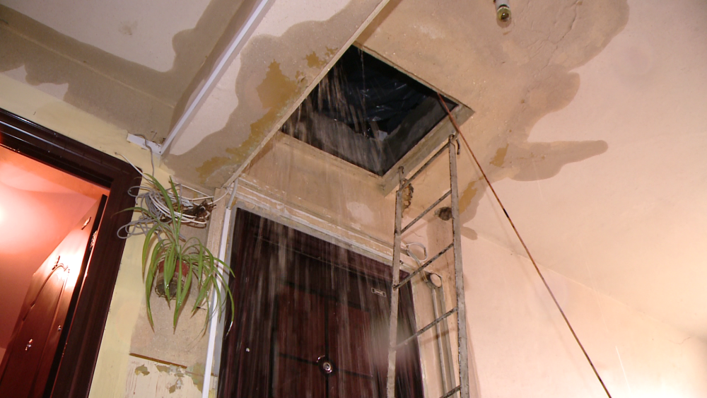 Ploaia torentiala a inundat un bloc intreg la Timisoara. Oamenii stau in casa acoperiti cu pelerine - Imaginea 1