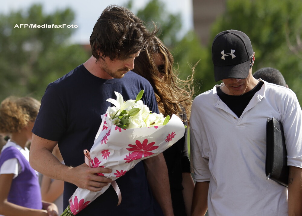 Indurerat, Christian Bale a vizitat locul in care au fost impuscati fanii Batman. GALERIE FOTO - Imaginea 3