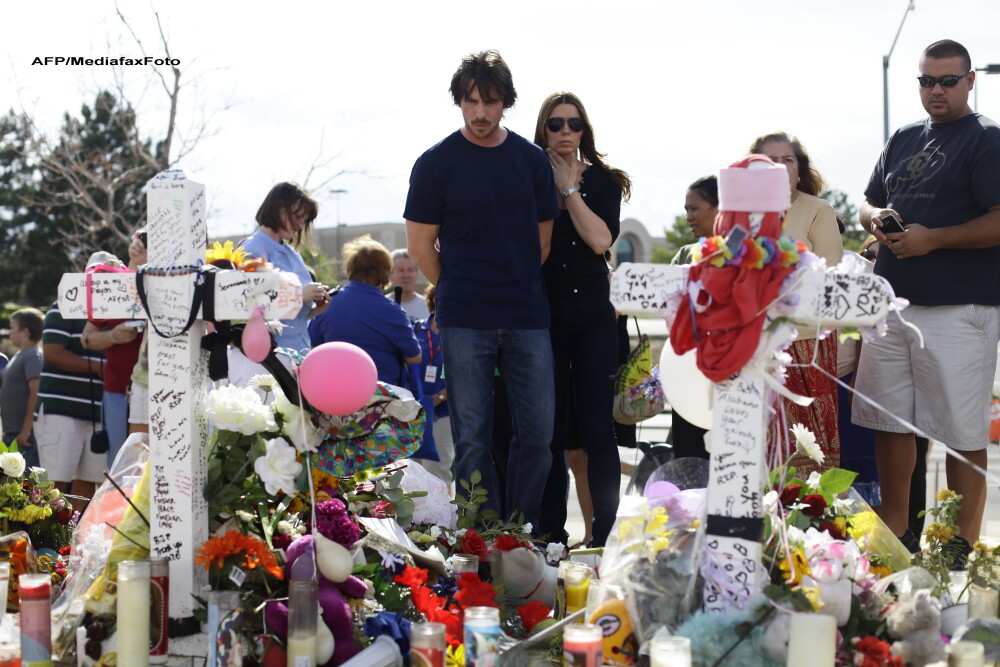 Indurerat, Christian Bale a vizitat locul in care au fost impuscati fanii Batman. GALERIE FOTO - Imaginea 7