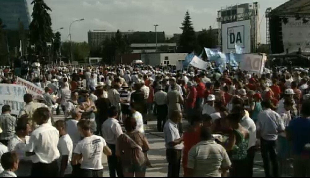 Ziua mitingurilor in Capitala. Basescu: Ne vedem la Cotroceni. 35.000 de oameni la evenimentul USL - Imaginea 2