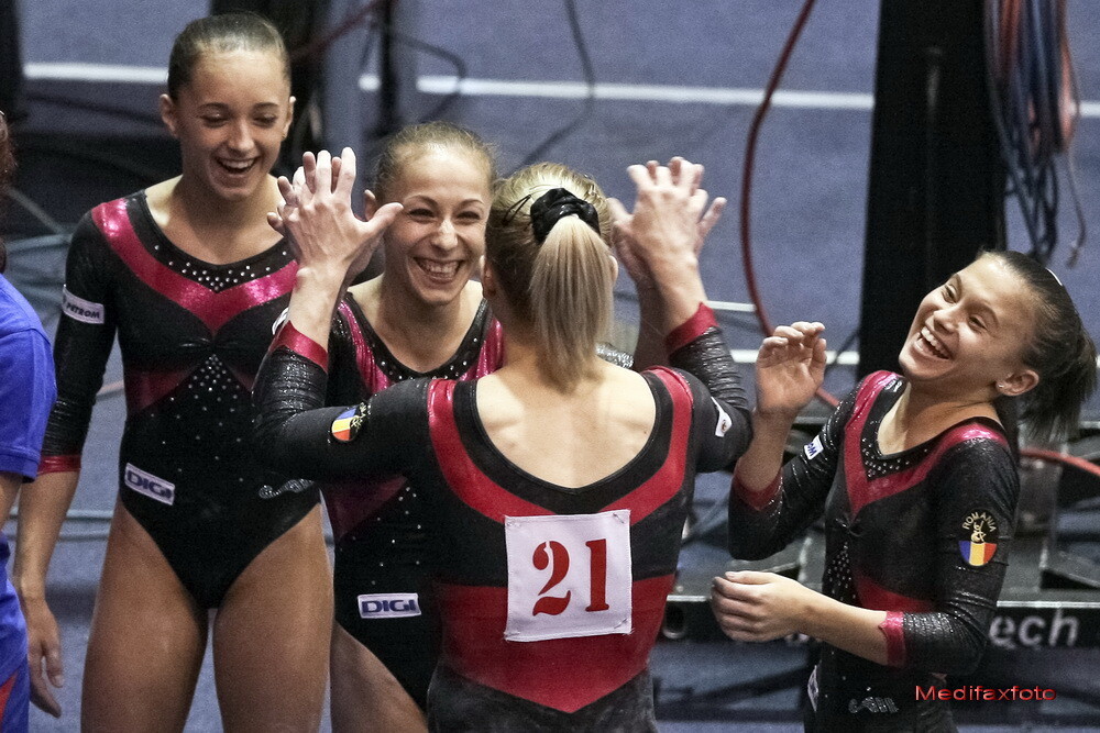 Echipa feminina de gimnastica a Romaniei s-a calificat in finala olimpica - Imaginea 1