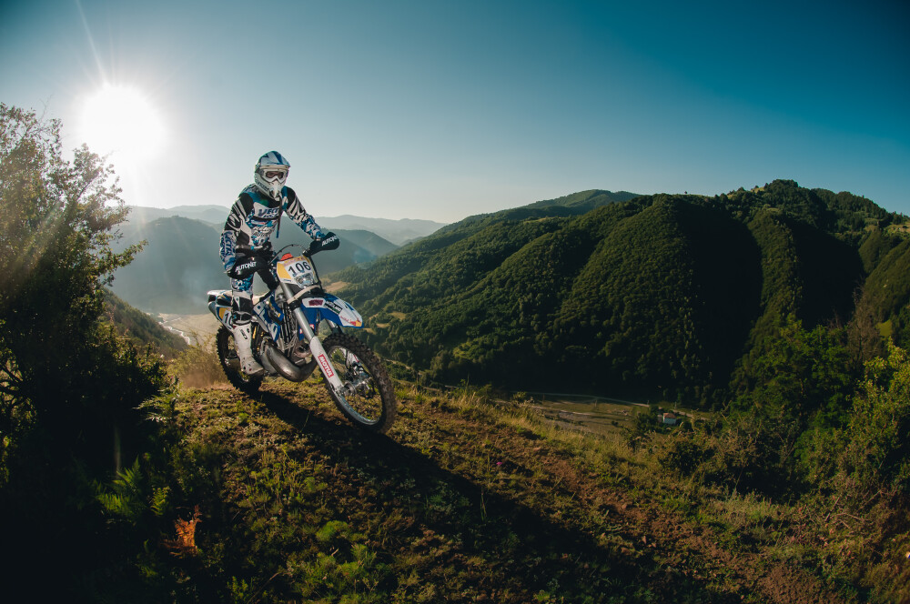 Prima zi de off-road la Red Bull Romaniacs: nici un om normal nu ar putea face asta fara ajutor - Imaginea 2