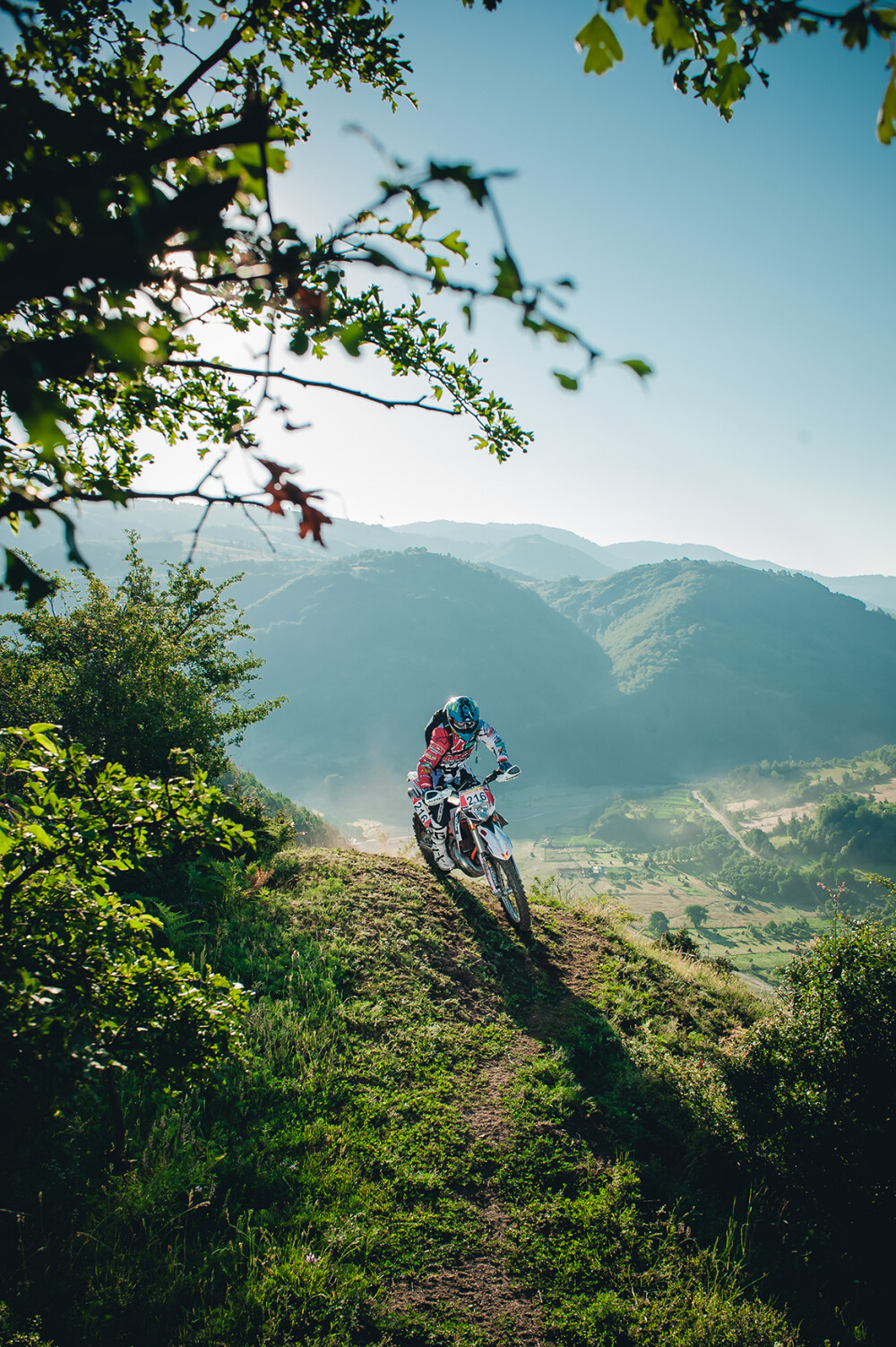 Prima zi de off-road la Red Bull Romaniacs: nici un om normal nu ar putea face asta fara ajutor - Imaginea 5