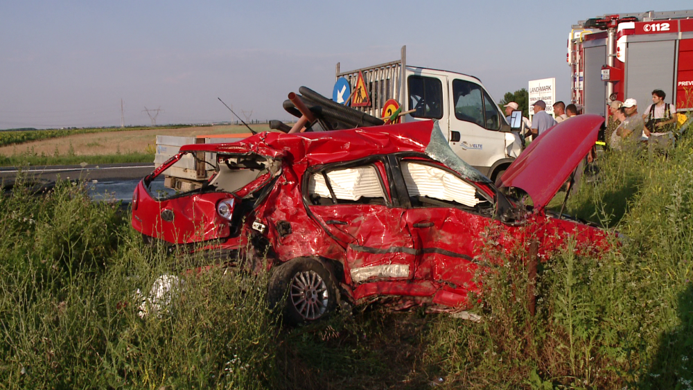 Accident cu sase victime pe drumul dintre Timisoara si Arad. Un sofer de 26 de ani a murit. FOTO - Imaginea 2