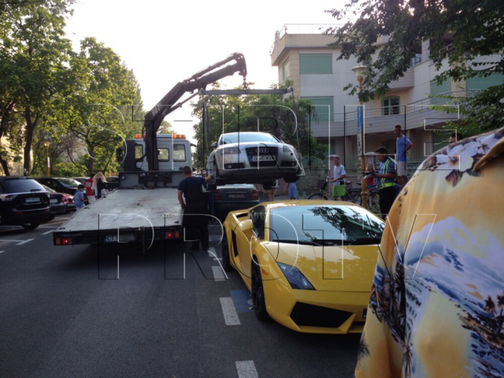 Ce s-a intamplat cand politistii au vrut sa ridice acest Lamborghini, parcat neregulamentar. FOTO - Imaginea 2